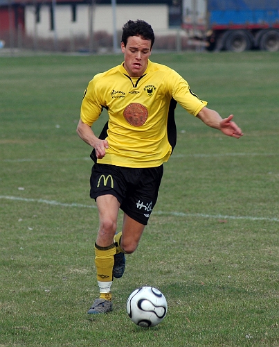 2006_0430_01.JPG - Nr.21 Sebastian Fahlberg driver upp bollen från försvarsposition