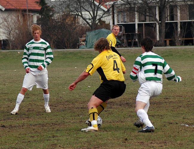 2006_0430_02.JPG - Södra's nr.4 Mikael Westman under hård press från VSK's mittfältare