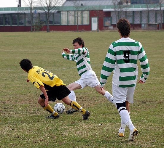 2006_0430_03.JPG - Nr.25 Erick Dominquez sätter press på västeråsförsvaret