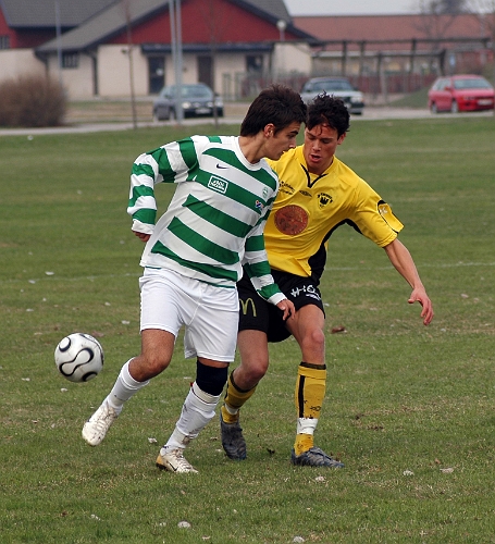 2006_0430_04.JPG - VSK's yttermittfältare kör en klackvariant mot södra's Sebastian Fahlberg