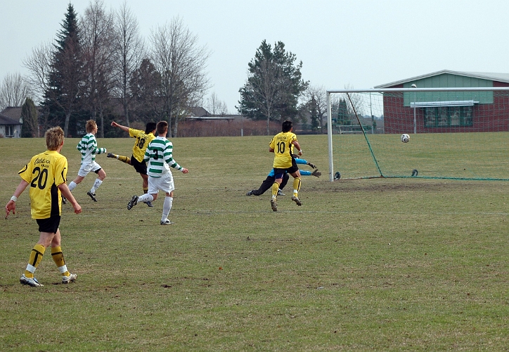 2006_0430_08.JPG - Bara några minuter senare kontrar södra och nr.18 Arton Bekaj utjämnar resultatet till 1-1