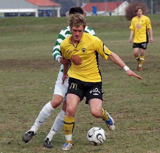 2006_0430_09.JPG - Södra's nr.20 Dennis Jansson är satt under hård press från västeråsförsvaret