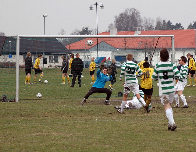 2006_0430_17.JPG - Nr.10 Victor Huerta ordnar en hörna på den här chansen för södra.