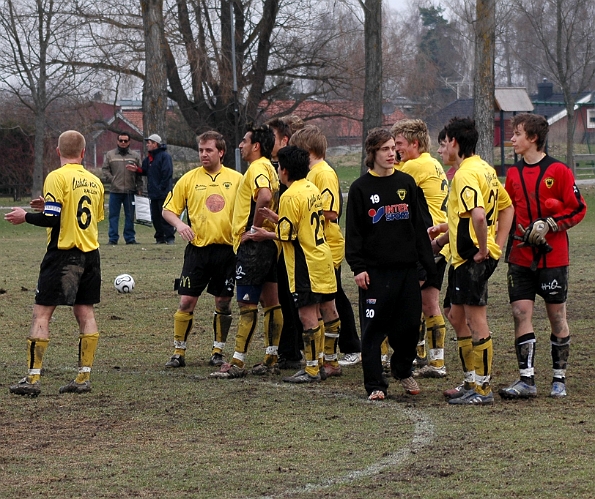 2006_0430_20.JPG - Nöjda södraspelare efter seger mot Västerås SK