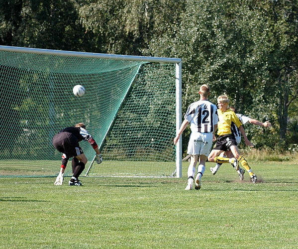 2006_0805_05.jpg - Nr.12 i gul tröja Martin Haglind gör 1-0 till Arboga Södra i början av matchen