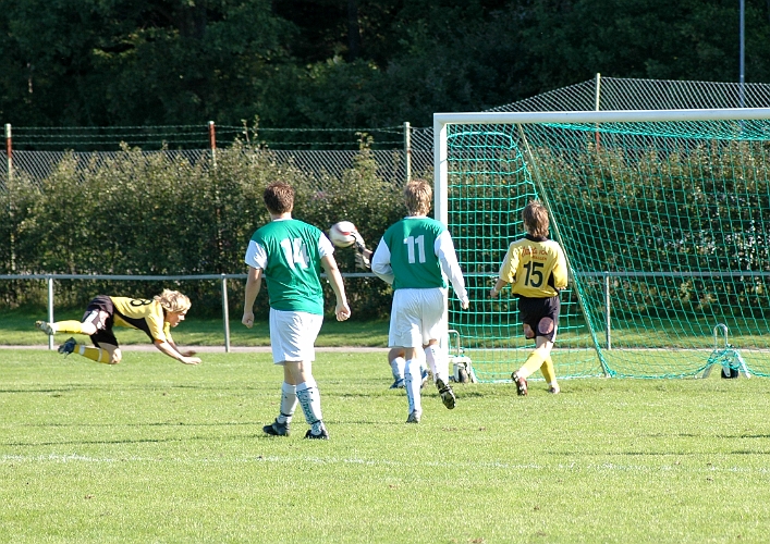 2006_0910_01.JPG - Anton Rudengård nickar in 1-0 i början på matchen