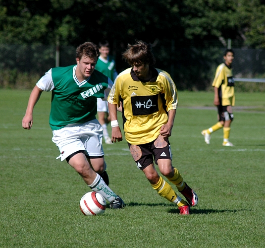 2006_0910_09.JPG - Södras Roy Jansson vinner boll på mittfältet