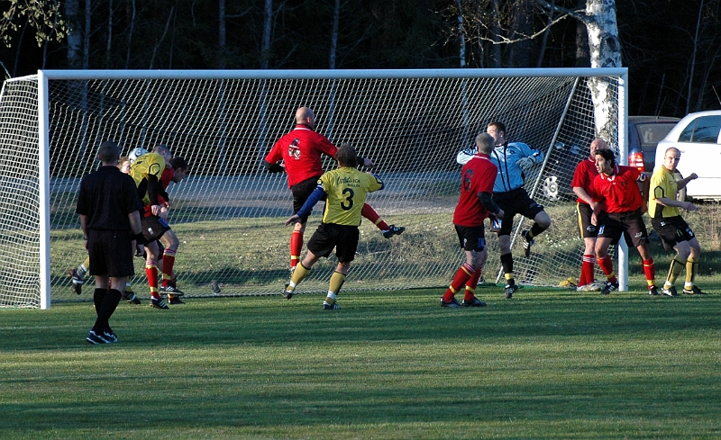 2007_0418_05.JPG - En av Södras få chanser i 1:a halvlek