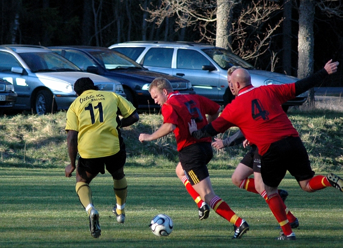 2007_0418_06.JPG - Nr.11 Abdel Seidou jagad av 3st BK Sport försvarare