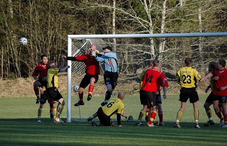 2007_0418_08.JPG - Södras målvakt Glenn Schön boxar undan bollen efter en hörna