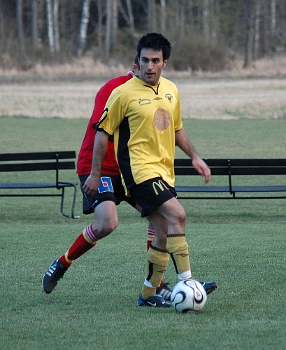 2007_0418_09.JPG - Södras Arton Bekaj håller i bollen och väntar på understöd från mittfältarna