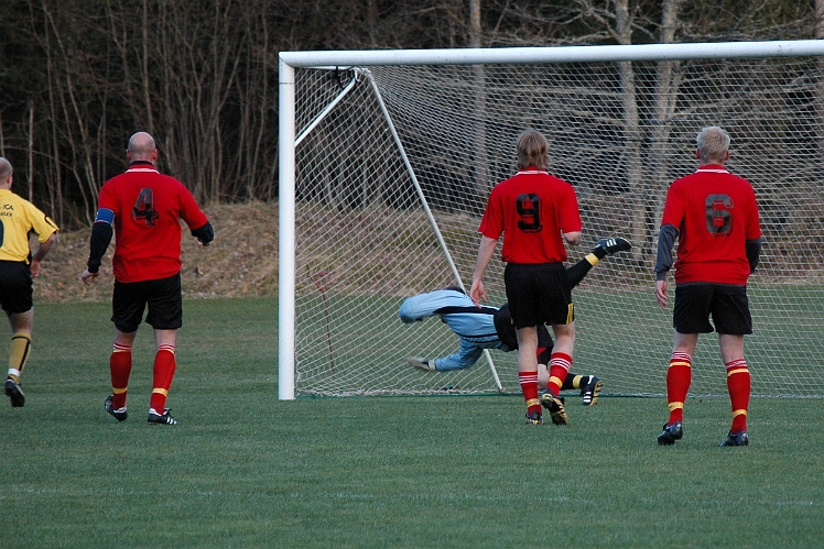 2007_0418_10.JPG - 1-0 till Arboga Södra genom Kristofer Storm som skymtar till vänster i bilden