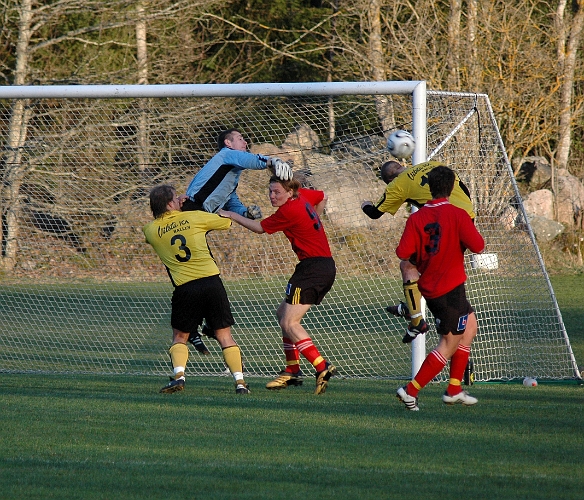 2007_0418_12.JPG - Nära ytterligare ett södramål, Gustav Gustavsson nickar strax utanför