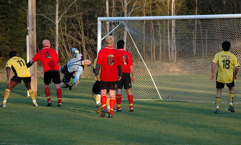2007_0418_13.JPG - I 2:a halvlek fick Södra upp ångan, här gör BK Sports målvakt en fin räddning