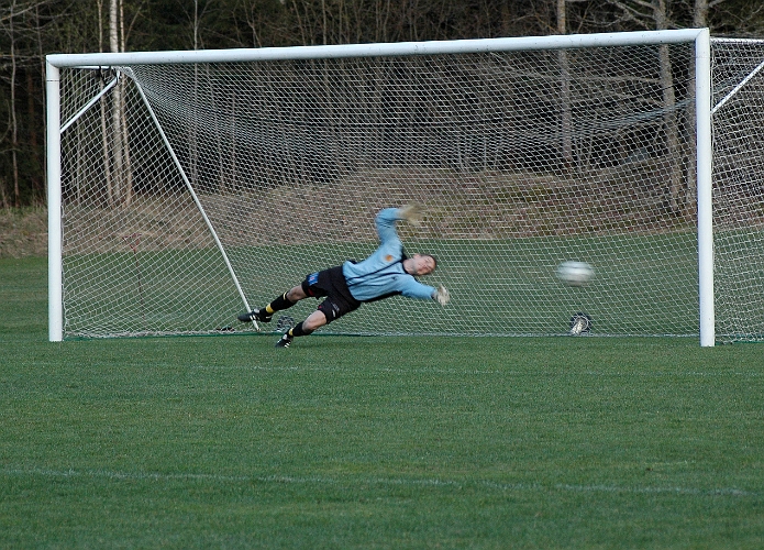 2007_0418_16.JPG - 3-0 till Arboga på straff genom Mikael Wiker, sedan Kristofer Storm dragits ner innaför straffområdet