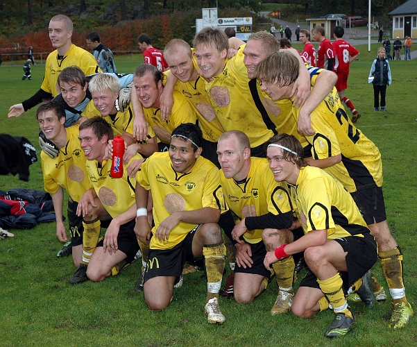 2007_0929_03.JPG - Glada miner efter matchseger och serieseger