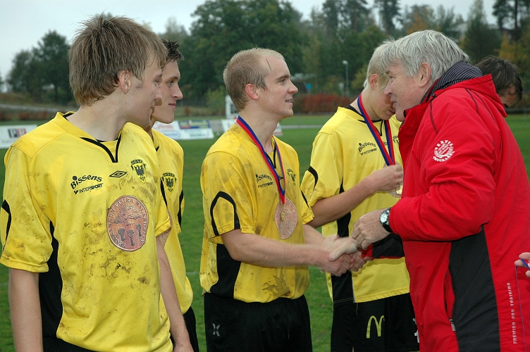 2007_0929_11.JPG - Förbundets representant delade ut medaljer för serieseger i Div.4 Västmanland 2007
