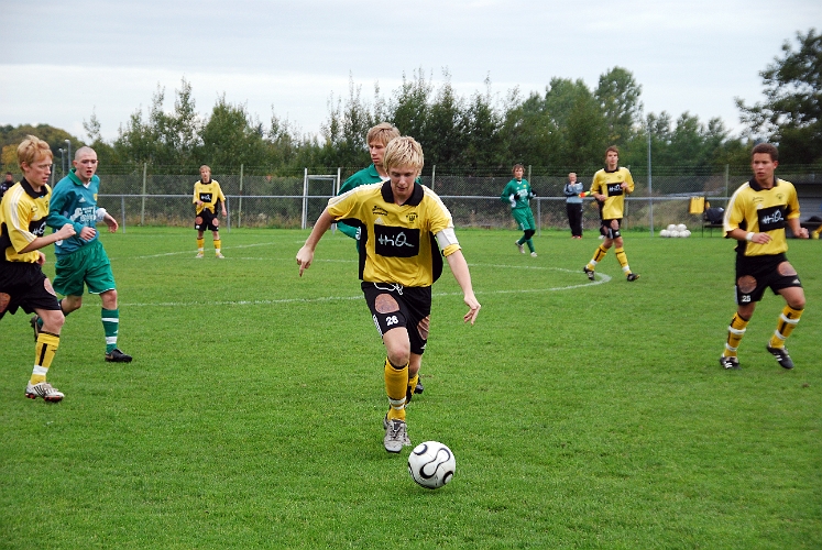 2008_0920_03.JPG - Emil Gillberg driver bollen