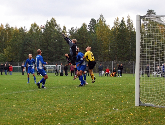 2008_0927_33.JPG - Målvakten hoppar upp framför Kristofer Storm och plockar in bollen