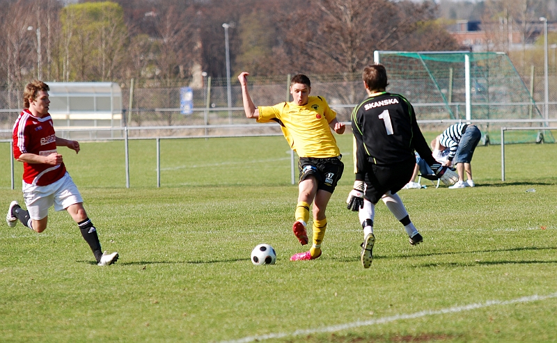2009_0425_28.JPG - Miralem Malic får ett jätteläge men bollen går strax utanför stolpen