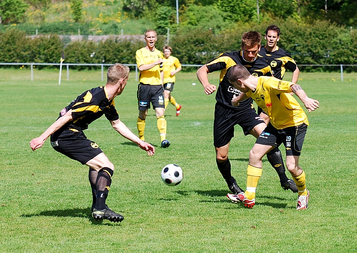 2009_0523_07.JPG - Adolfsbergs spelare låg tätt på Södrakillarna hela matchen
