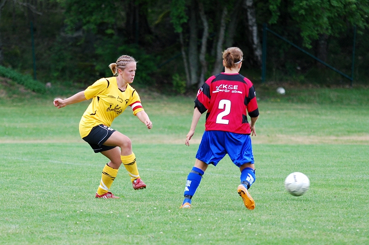 2009_0704_180653AA.JPG - Karin Haglind spelar bollen med en bredsida
