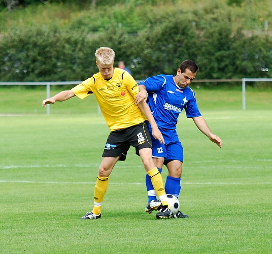 2009_0725_04.JPG - Martin Haglind i kamp om bollen