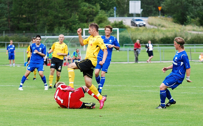 2009_0725_06.JPG - Målvakten har bollen under full kontroll innan Miralem Malic hinner fram