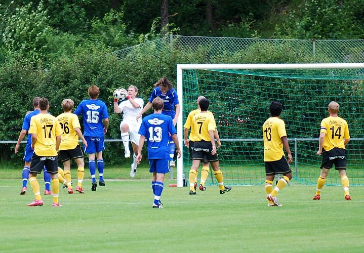2009_0725_07.JPG - Fredrik Hagström plockar in bollen efter ett inlägg