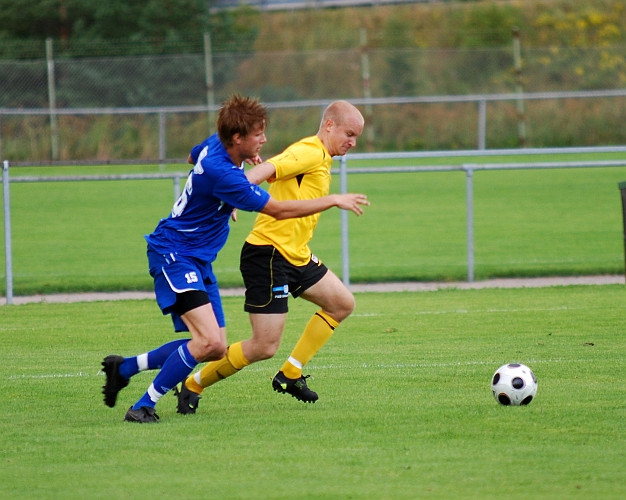 2009_0725_09.JPG - Kristofer Storm försöker att komma loss från sin uppvaktning