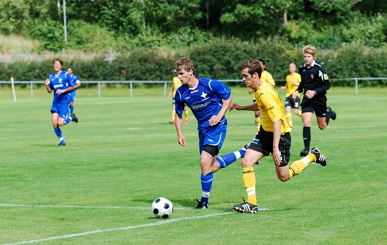 2009_0725_15.JPG - Ken Jansson utmanar och försöker komma förbi försvararen