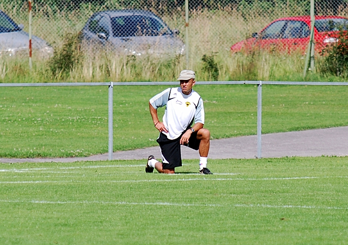 2009_0725_16.JPG - Matchen står och väger och Södra's tränare Thomas "Jotte" Nilsson följer matchen intensivt