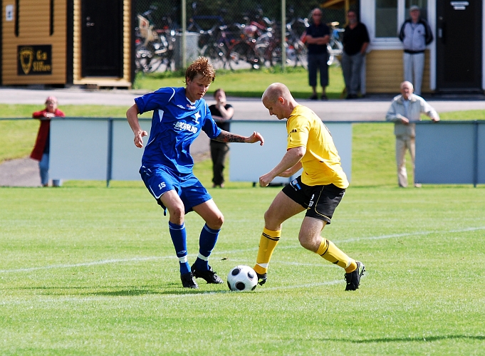 2009_0725_17.JPG - Kristofer Storm utmanar strax utanför straffområdet