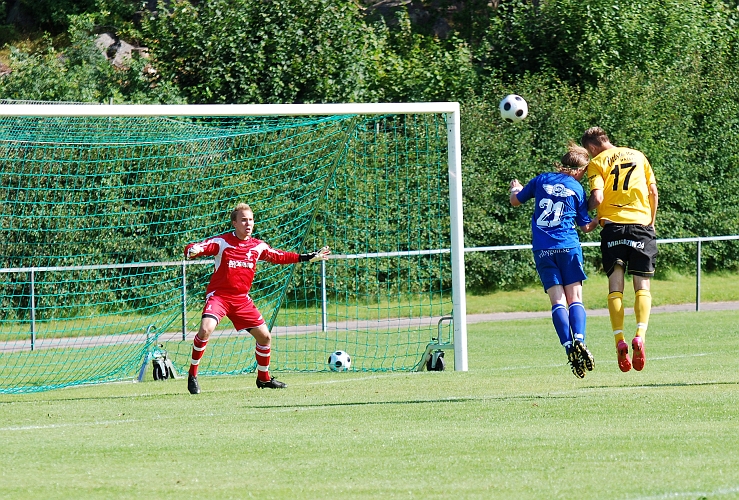 2009_0725_22.JPG - Här är det nära men Miralem Malic nickar bollen strax över ribban