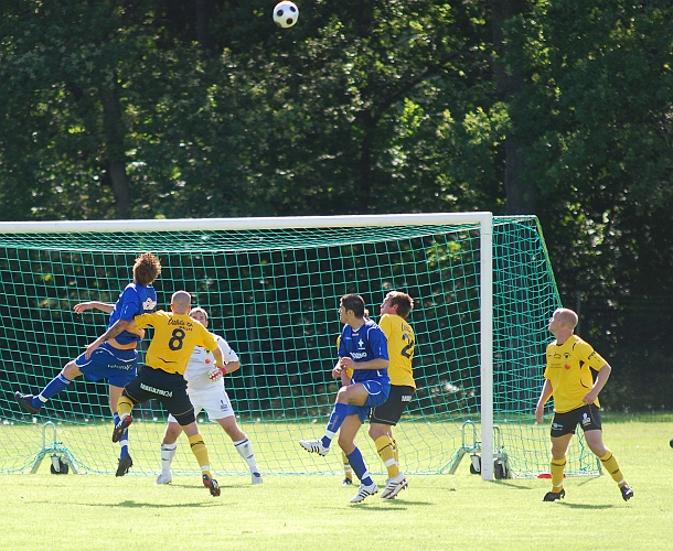 2009_0725_23.JPG - Örebro kom i farliga kontringar ett par gånger i 2:a halvlek