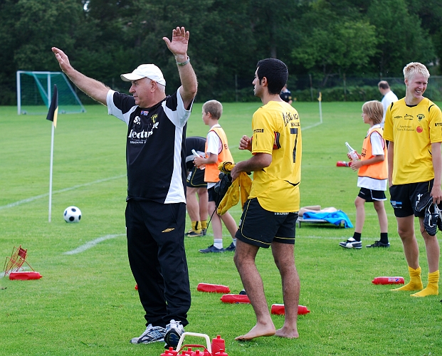 2009_0725_36.JPG - Glädje på Södrabänken när slutsignalen kommer