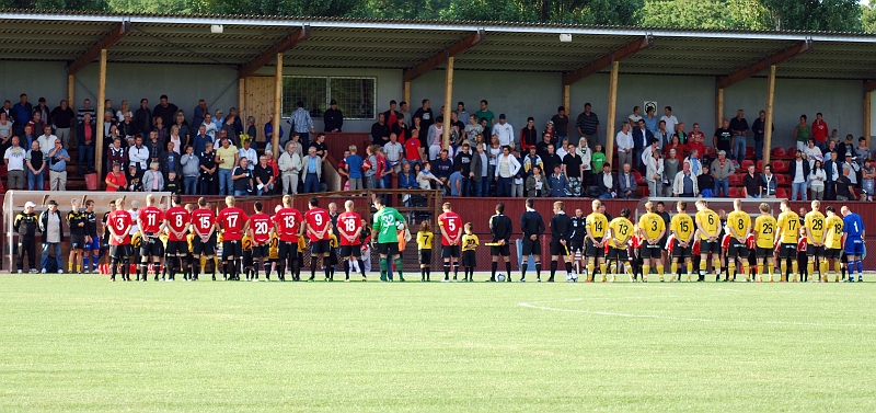 2009_0812_190017AA.JPG - Lagen står uppställda och nationalsången spelas