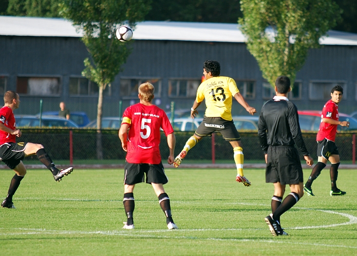 2009_0812_190514AA.JPG - Jonas Hammarlund nickar undan bollen