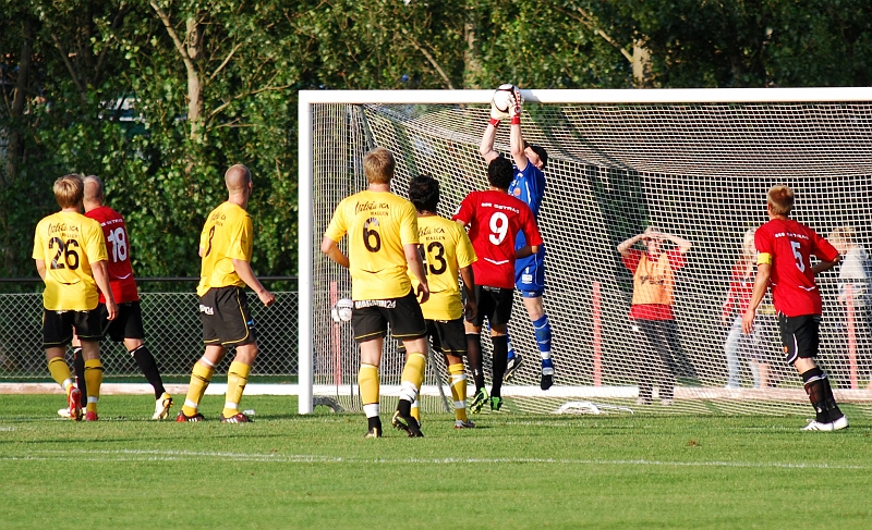 2009_0812_192155AA.JPG - Glenn Schön greppar bollen efter ett inlägg