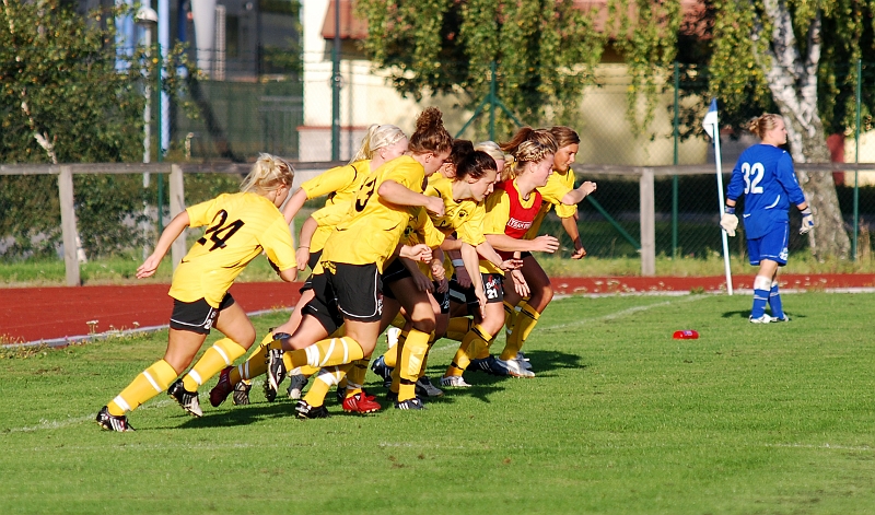 2009_0824_182753AA.JPG - Tjejerna värmer upp inför matchen