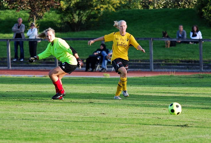 2009_0824_183159AA.JPG - Rebecca Skog rullar in 1-0 till Södra redan i 2:a minuten