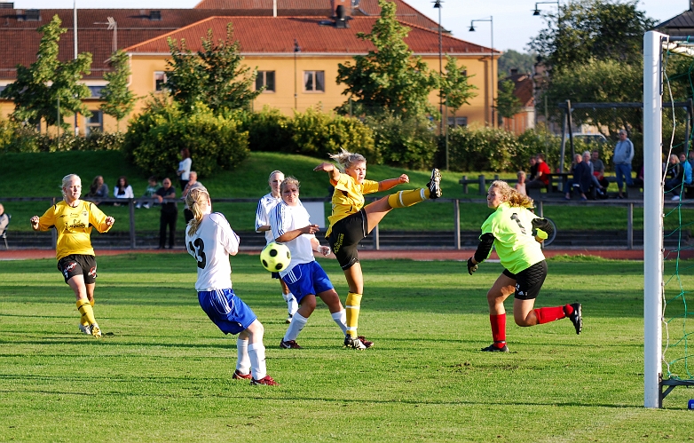 2009_0824_183608AA.JPG - Nära att Södra utökar sin ledning men bollen smiter prcis förbi foten på Elin Persson