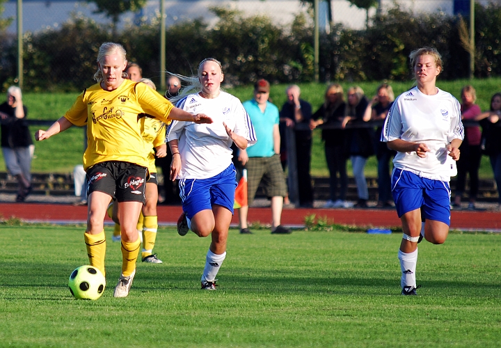 2009_0824_183948AA.JPG - Rebecca Skog kommer igenom IFK's backlinje