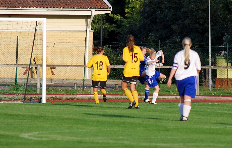 2009_0824_185146AA.JPG - Södra's målvakt Johanna Hermansson gör ett av sina få ingripanden i matchen