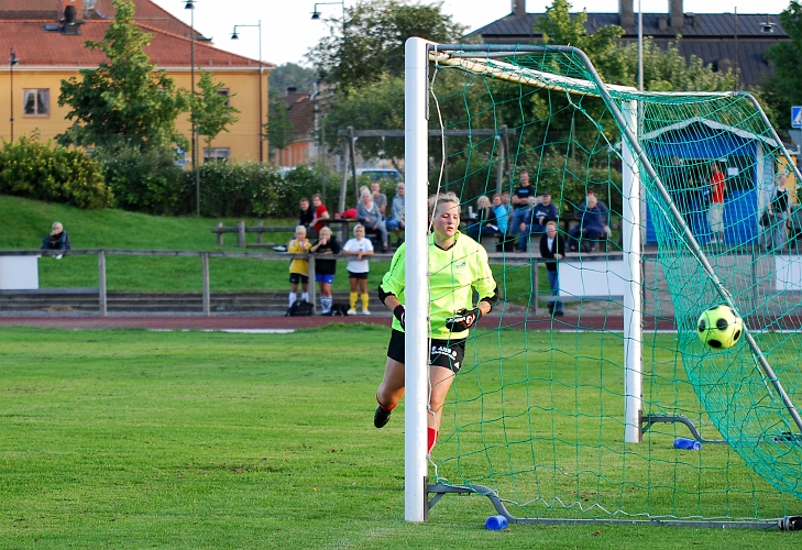 2009_0824_185820AA.JPG - . . . . och Sofia Larsson (utanför bild) nickar in 2-0 till Södra