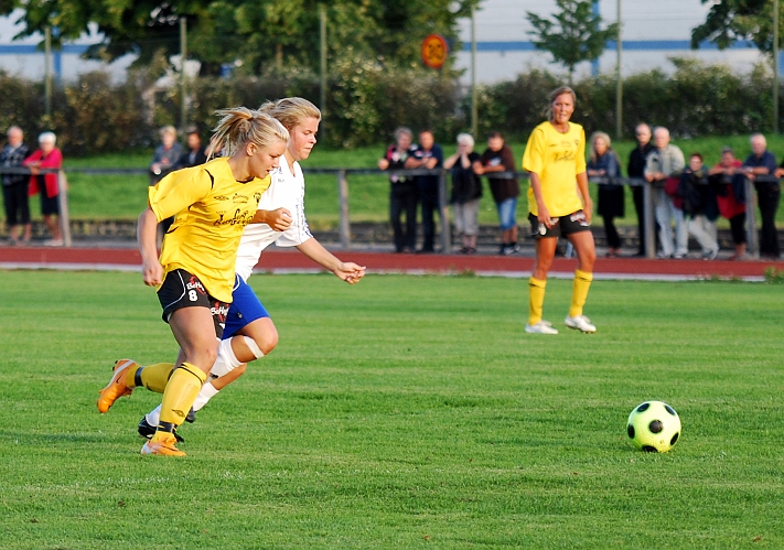 2009_0824_185903AA.JPG - Amanda Segerstedt i kamp om bollen med IFK-försvarare