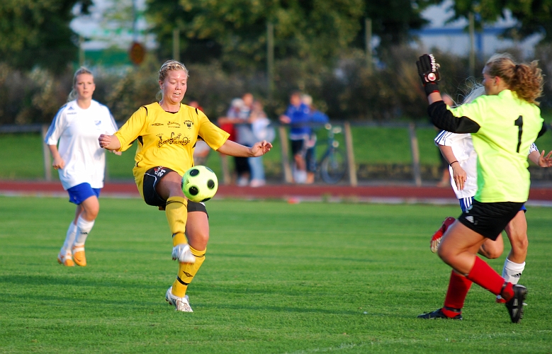 2009_0824_190805AA.JPG - Sanna Lundberg försöker lobba över en utrusande målvakt