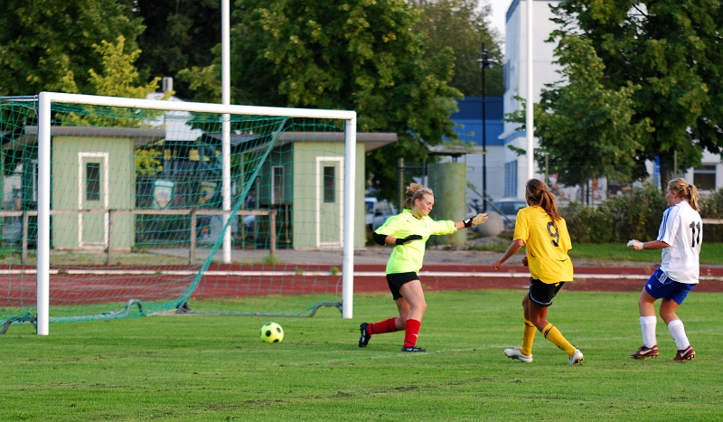 2009_0824_193404AA.JPG - Sofia Larsson rullar in 6-0 till Södra i början av 2:a halvlek