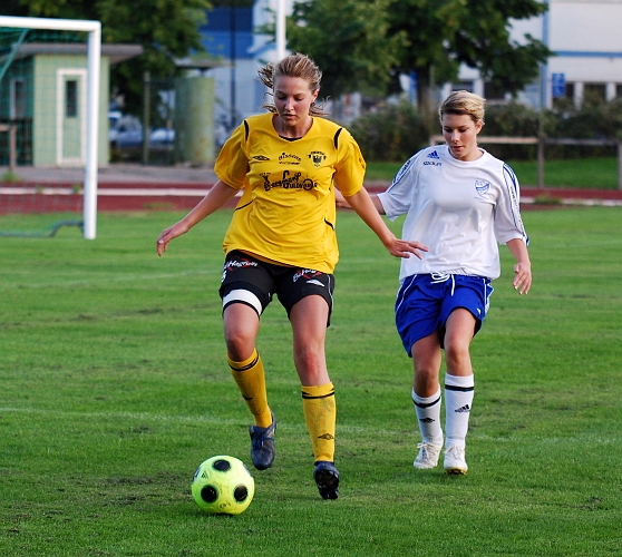 2009_0824_193705AA.JPG - Sofia Andersson hämtar upp bollen strax innan sidlinjen
