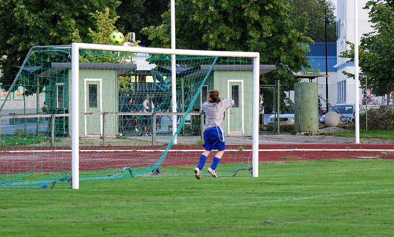 2009_0824_201130AA.JPG - Bollen tar i ribban efter ett skott lånt utifrån av Kajsa Rudengård